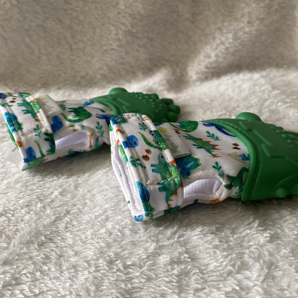 itzy ritzy dinosaur teething mitts - Picture 5 of 6
